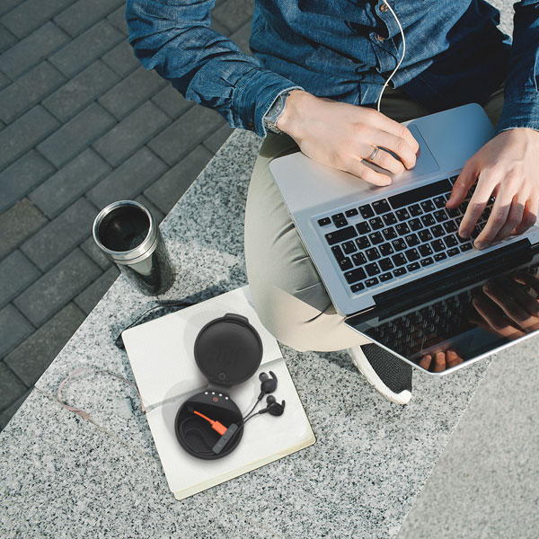 HEADPHONES CHARGING CASE